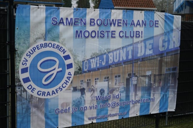 Zeer opmerkelijk: Bounida wordt hard geraakt op hoofd, maar krijgt geen strafschop