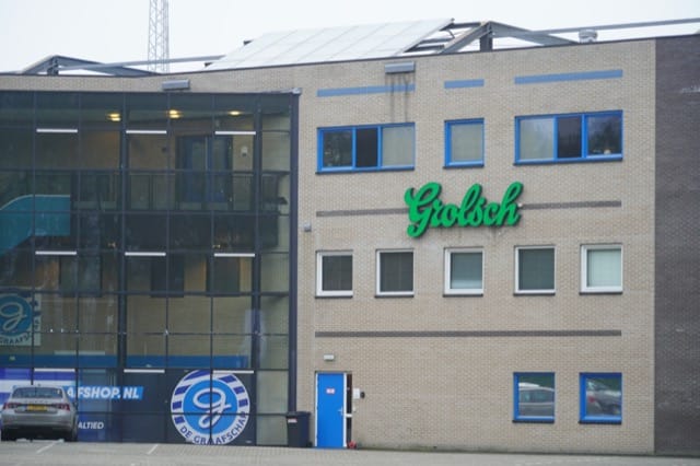 Zeer opmerkelijk: Bounida wordt hard geraakt op hoofd, maar krijgt geen strafschop